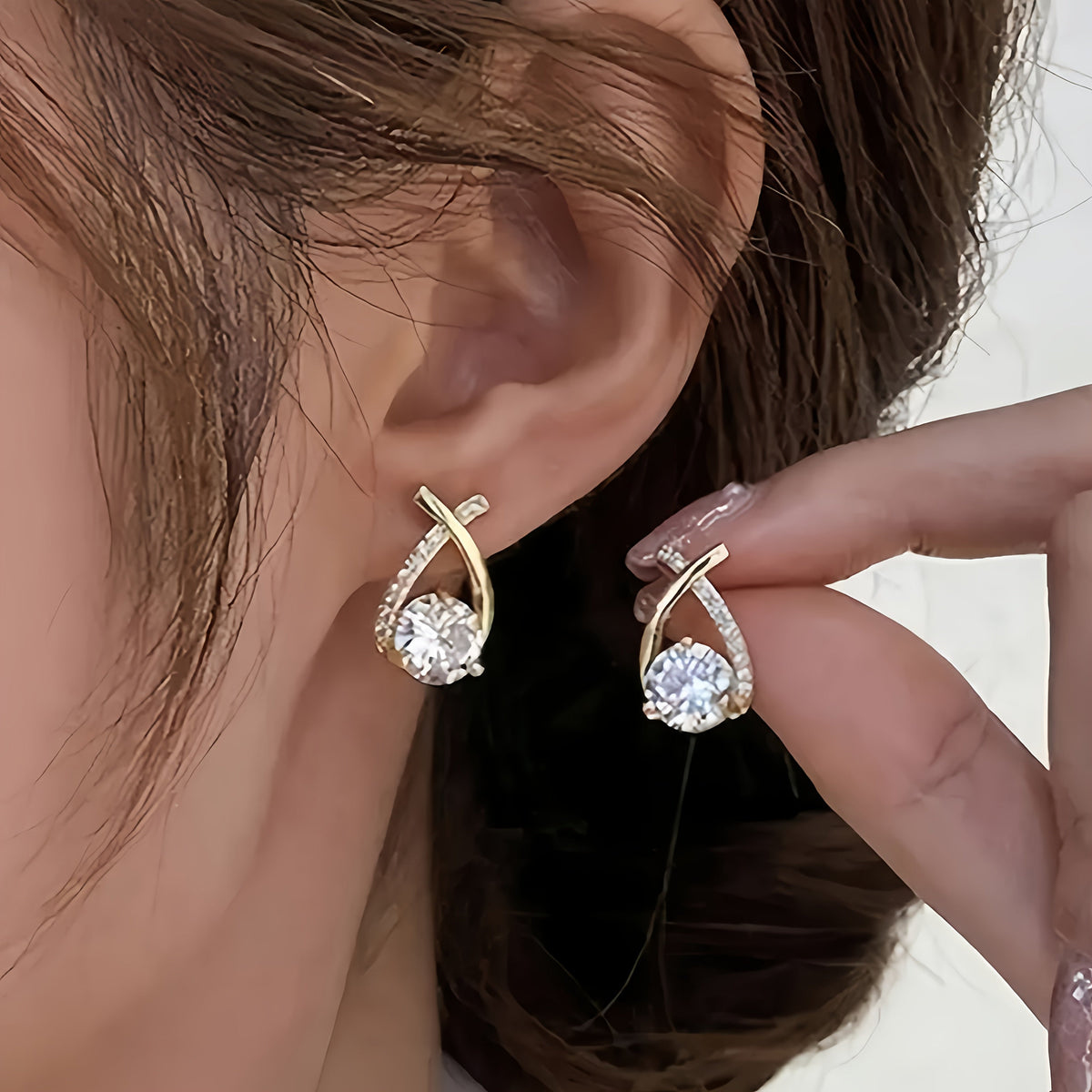 ÉCLAT™ — Pendientes Botón Cruz Dorada y Zirconios