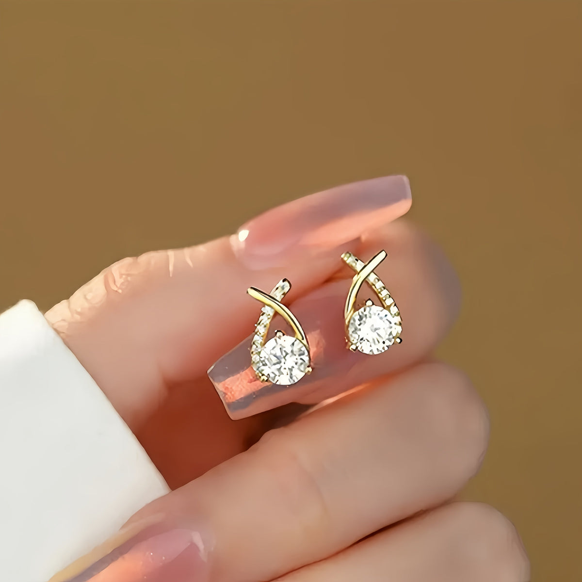 ÉCLAT™ — Pendientes Botón Cruz Dorada y Zirconios