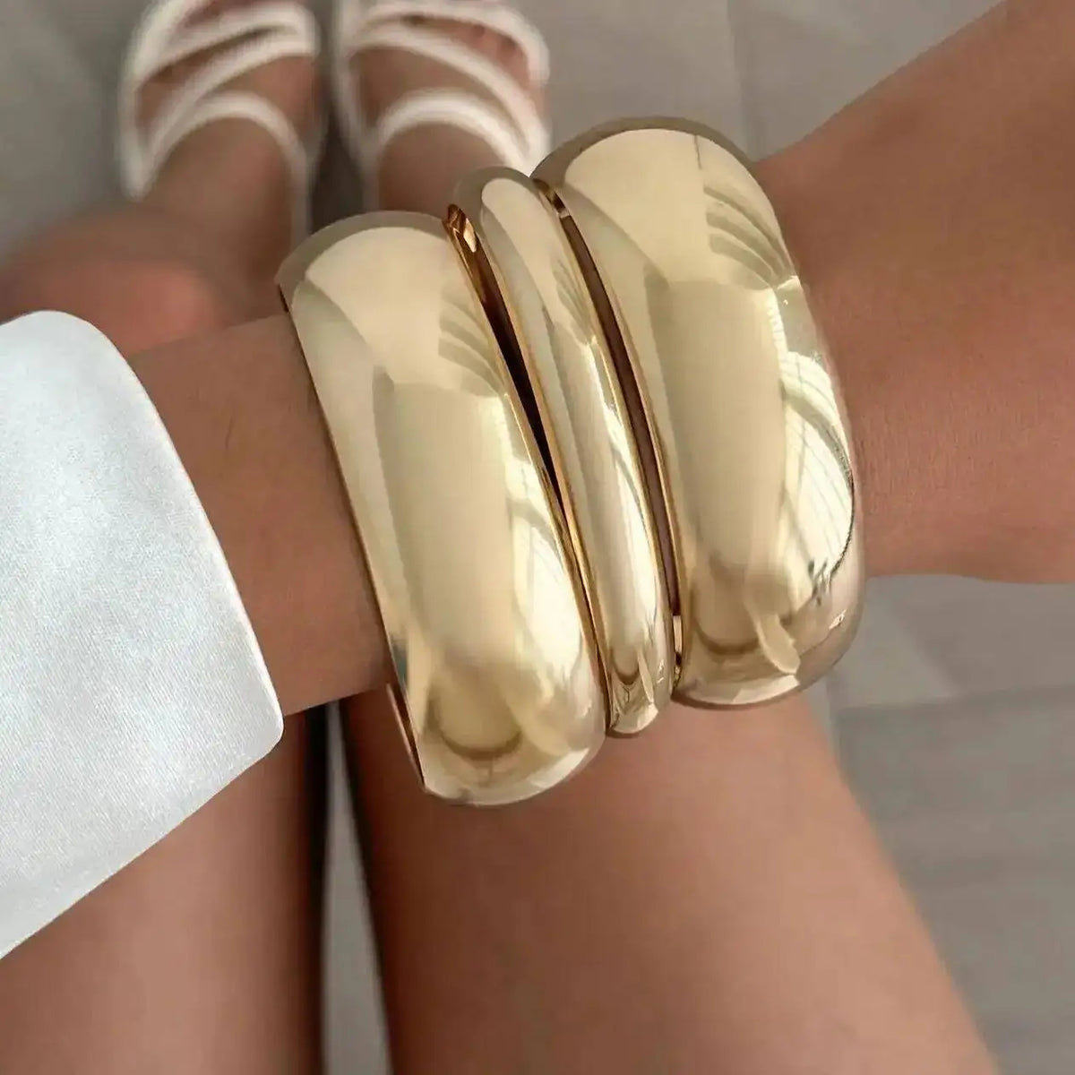 Set de 3 brazaletes dorados en la muñeca