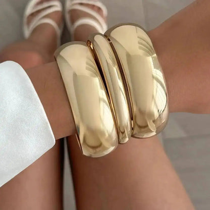 Set de 3 brazaletes dorados en la muñeca